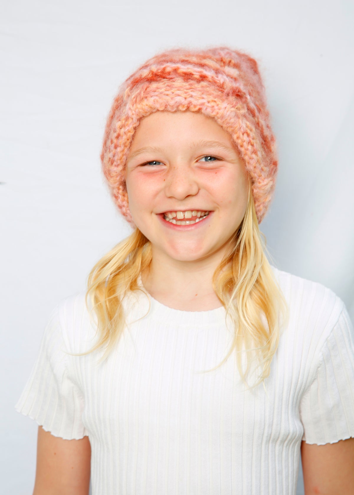 Bohemsk beanie i flettestrikk og mosaikkteknikk i rosa – Striped Pink Flow fra CosyMonday