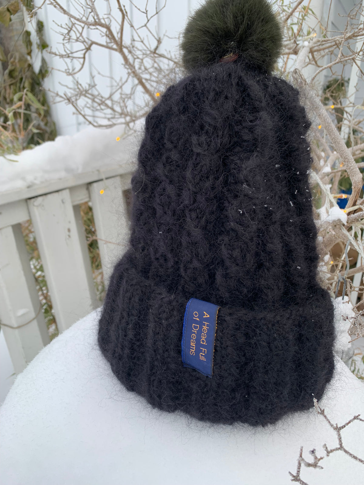 Black cable beanie with a button and a detachable pompom – Black Night from CosyMonday