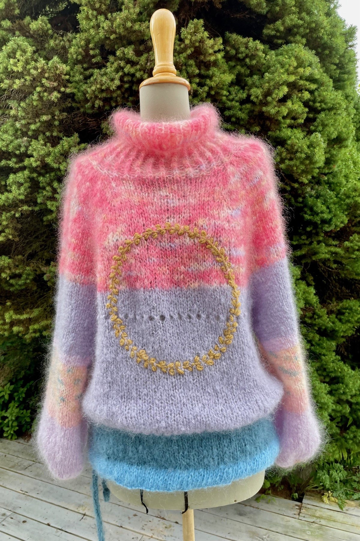 Pink retro puff-sleeve sweater with a leaf wreath – Pinky Promise from CosyMonday