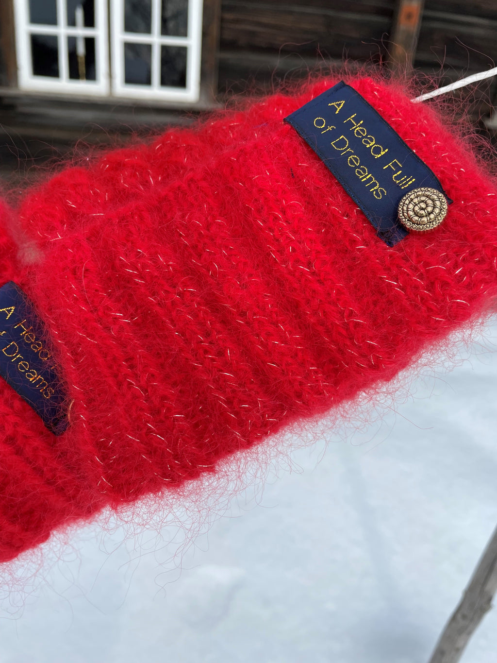 Bohemsk flettelue i rød mohair med høy vrangbord og gulldetaljer – Red Glam fra CosyMonday
