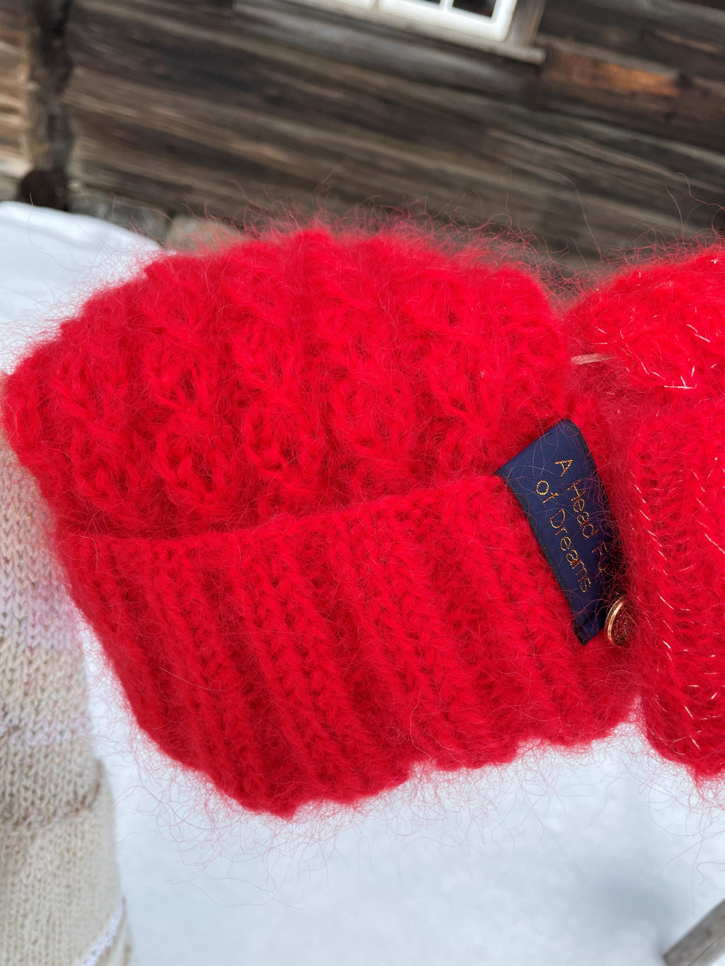 Bohemsk lue i rød mohair med falske fletter og høy vrangbord – Red fra CosyMonday