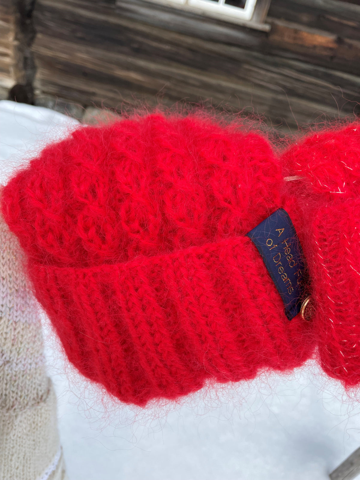 Bohemsk lue i rød mohair med falske fletter og høy vrangbord – Red fra CosyMonday