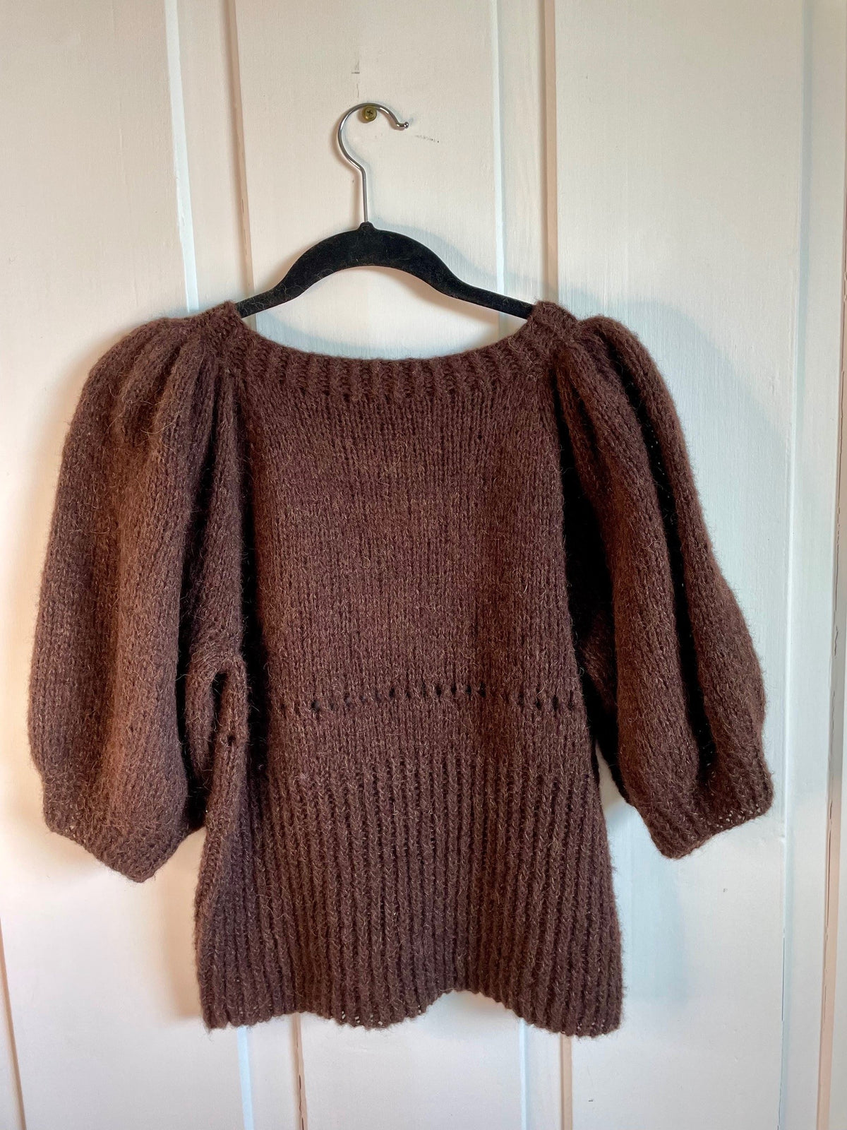 Sweater in double alpaca silk with textured knitting, lace border and puff sleeves – The Meet Cute from CosyMonday