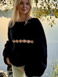 Mohairgenser med raglan, puffermer og dekorativt blomstermønster – The Calla Blouse fra CosyMonday