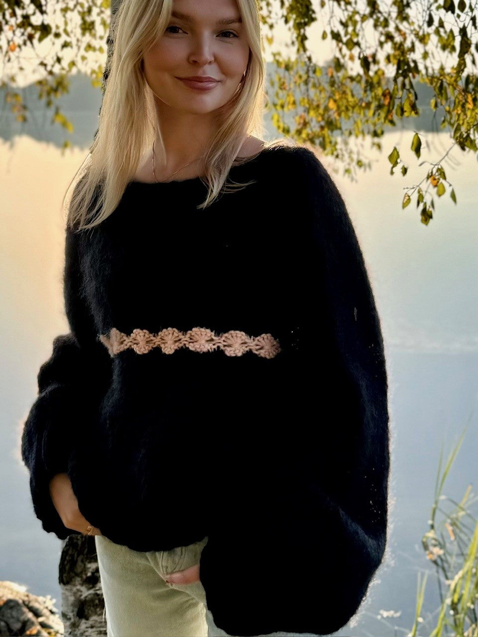 Mohair sweater with raglan, puff sleeves and a decorative flower pattern – The Calla Blouse from CosyMonday