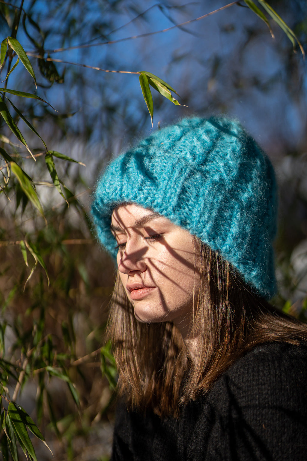 Bohemsk flettelue i havblå mohair – Sky High Blue fra CosyMonday