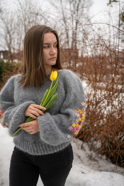 Steel grey puff-sleeve sweater with flower embroidery on the elbows and a wide neck – Flowers from CosyMonday