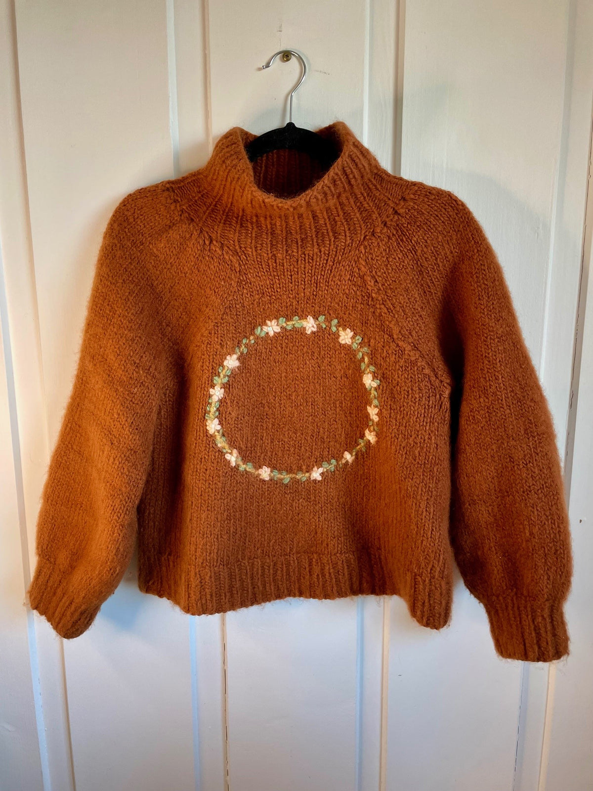 Puff-sleeve sweater in wool with high neck and a hand-embroidered flower wreath in autumn colours – Leaves from CosyMonday