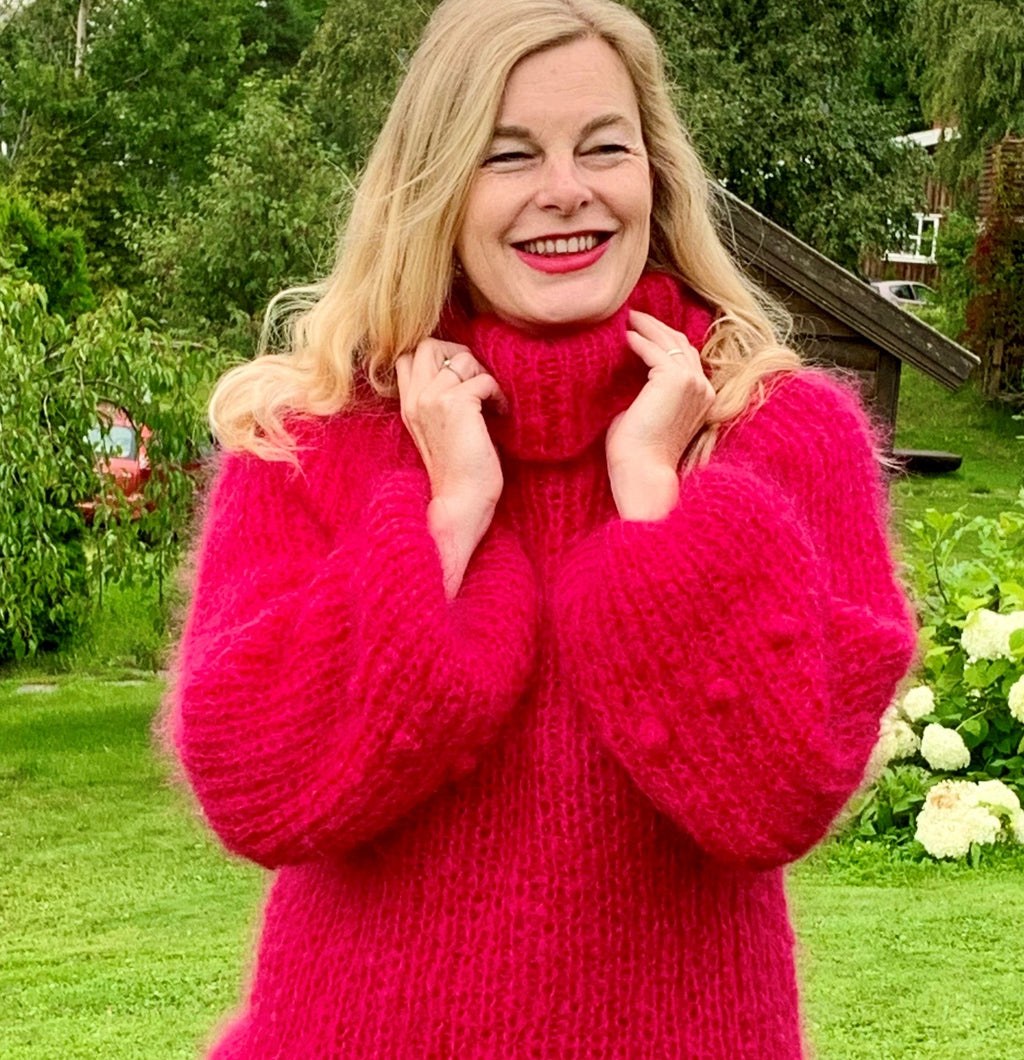 Romantisk mohairgenser med halvpatent, popkornstrikk og puffermer – Wild Rose fra CosyMonday