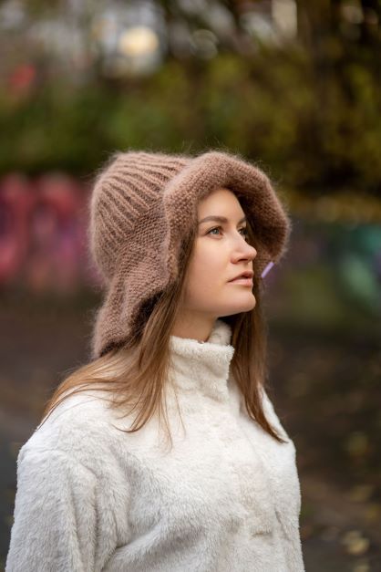 Bohemsk hatt i brun mohair med metallisk effektgarn – Anastasias Brown & Metalic fra CosyMonday