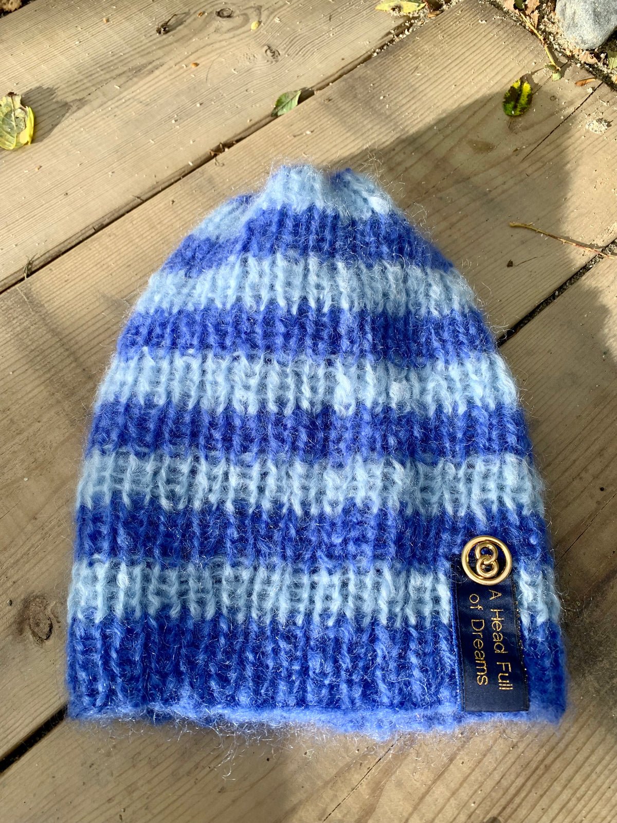 Håndstrikket stripet ribbelue i blå mohair med heng bak – Striped Sky fra CosyMonday