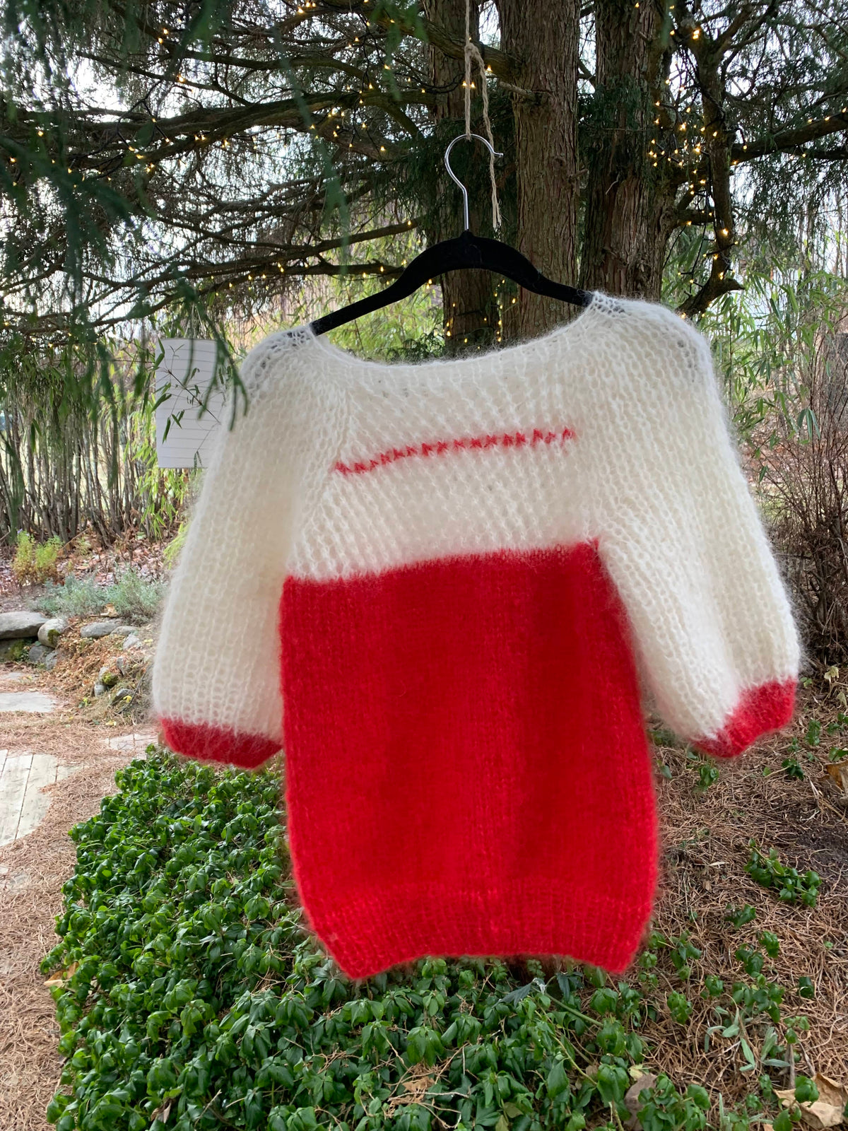 Feminine Christmas sweater in mohair with half brioche, lace pattern and puff sleeves – Christmas Party from CosyMonday