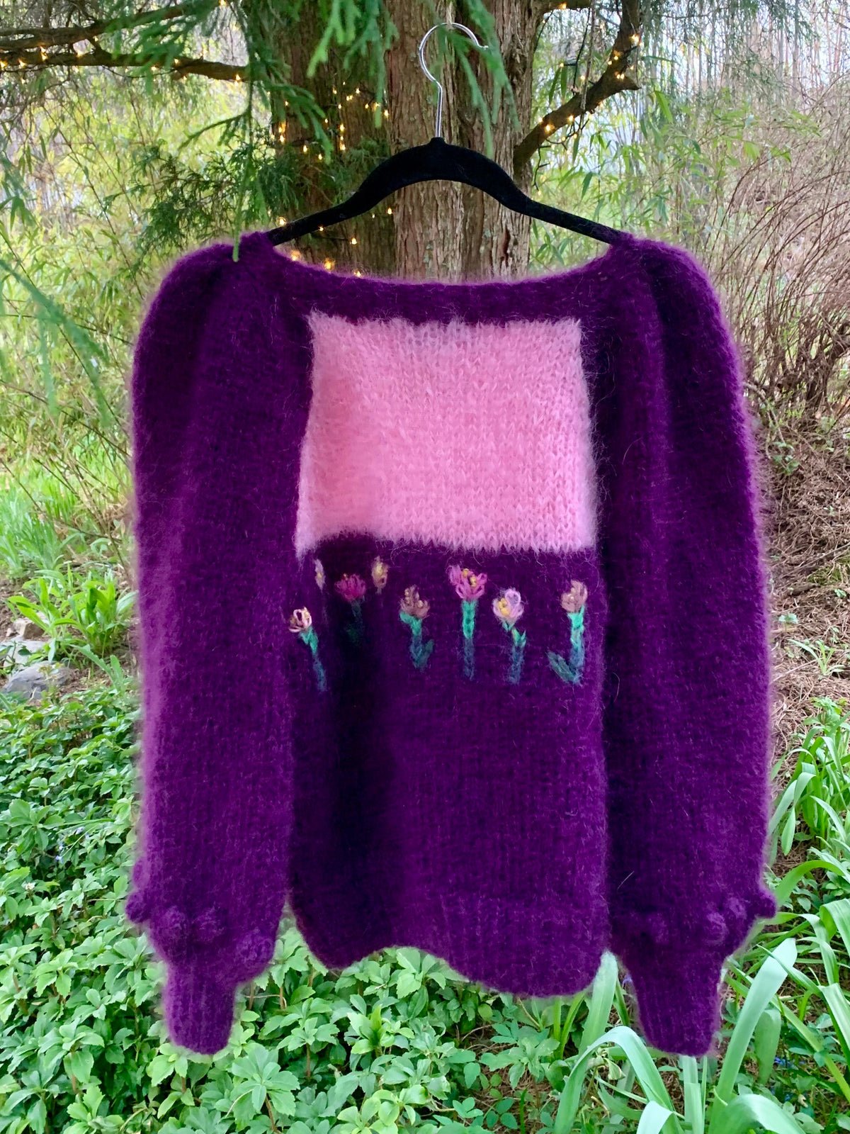 Oversized mohairgenser med popkornstruktur og broderte krokusblomster – Krokus fra CosyMonday