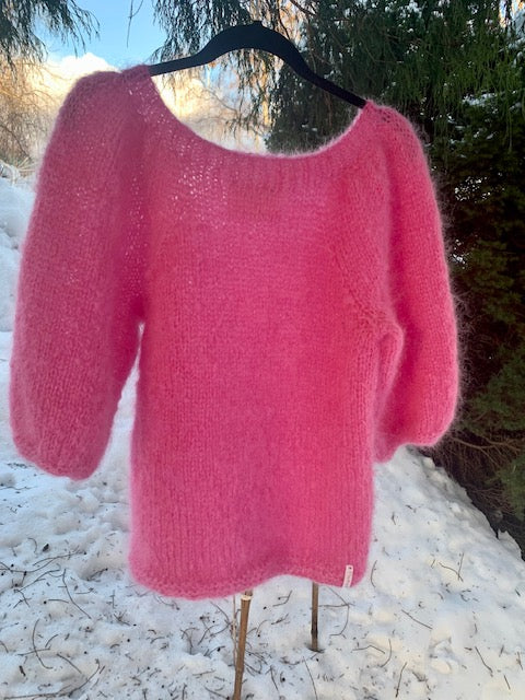 Rosa mohairgenser med puffermer og raglan – My Favorite Pink Colour fra CosyMonday