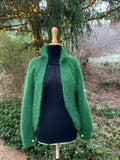 Gressgrønn mohaircardigan med puffermer, høy krage og halvpatent – My Favorite Green fra CosyMonday
