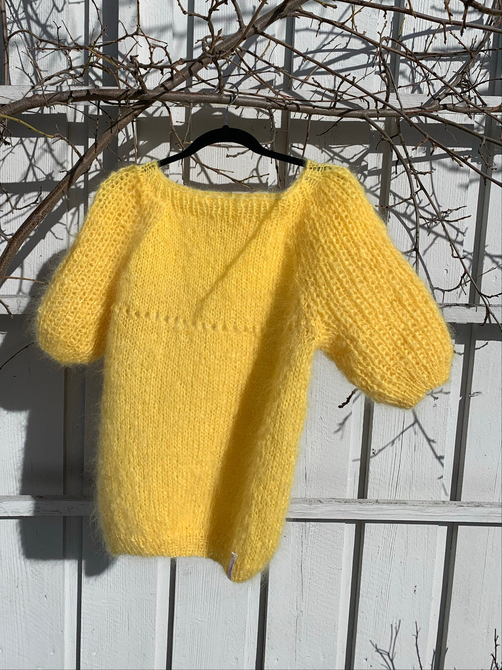 Sun yellow short-sleeved sweater in half brioche with puff sleeves and boat neck – Sunshine from CosyMonday