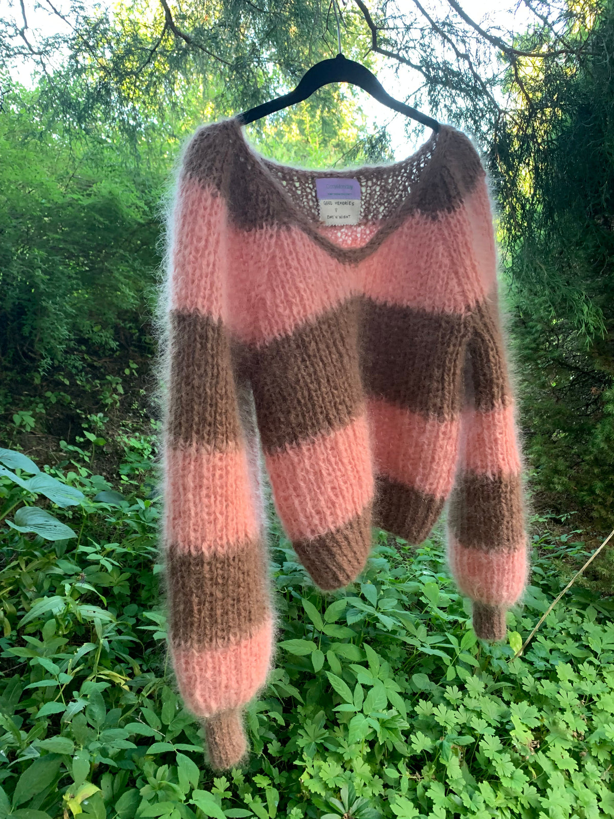 Mohair sweater with V-neck, half brioche, wide stripes and puff sleeves – Good Memories from CosyMonday