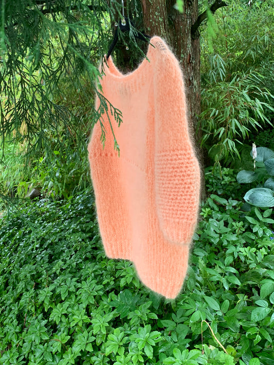Mohairgenser med hullbord, puffermer og heklede detaljer på hals og ermer – Peach fra CosyMonday