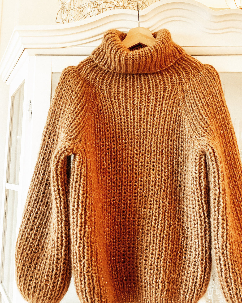 Mohair sweater in half brioche with puff sleeves, knitted in Kos yarn – Brown Eyes from CosyMonday