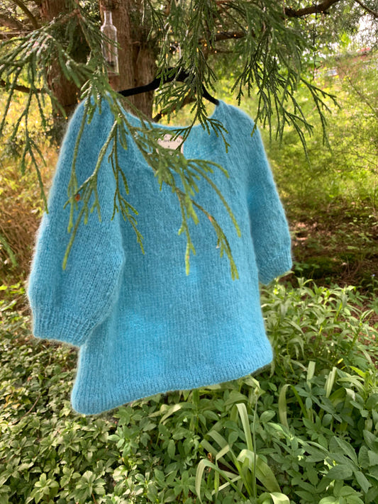 Håndstrikket turkis mohairgenser med firkantet hals og trekvart puffermer – Turquoise Spring fra CosyMonday