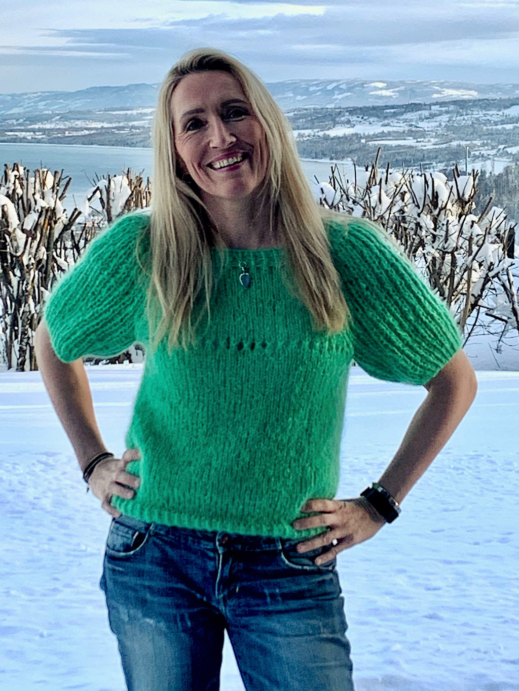 Lett mohairgenser med raglan, halvpatent, båthals og hullmønster – Early Spring fra CosyMonday