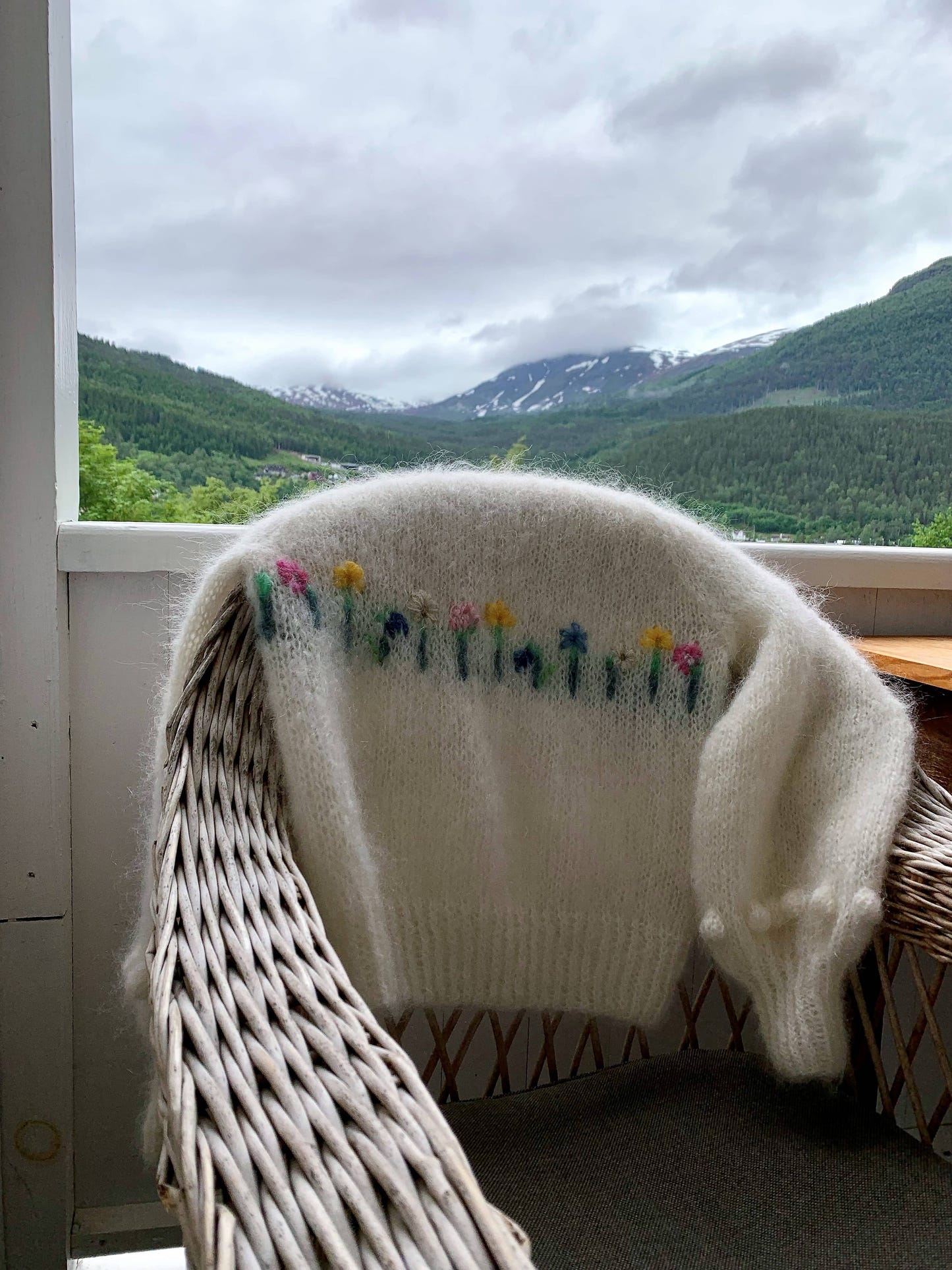 Midsummer Love - NORWEGIAN MAY FLOWERS - Strikkeoppskrift